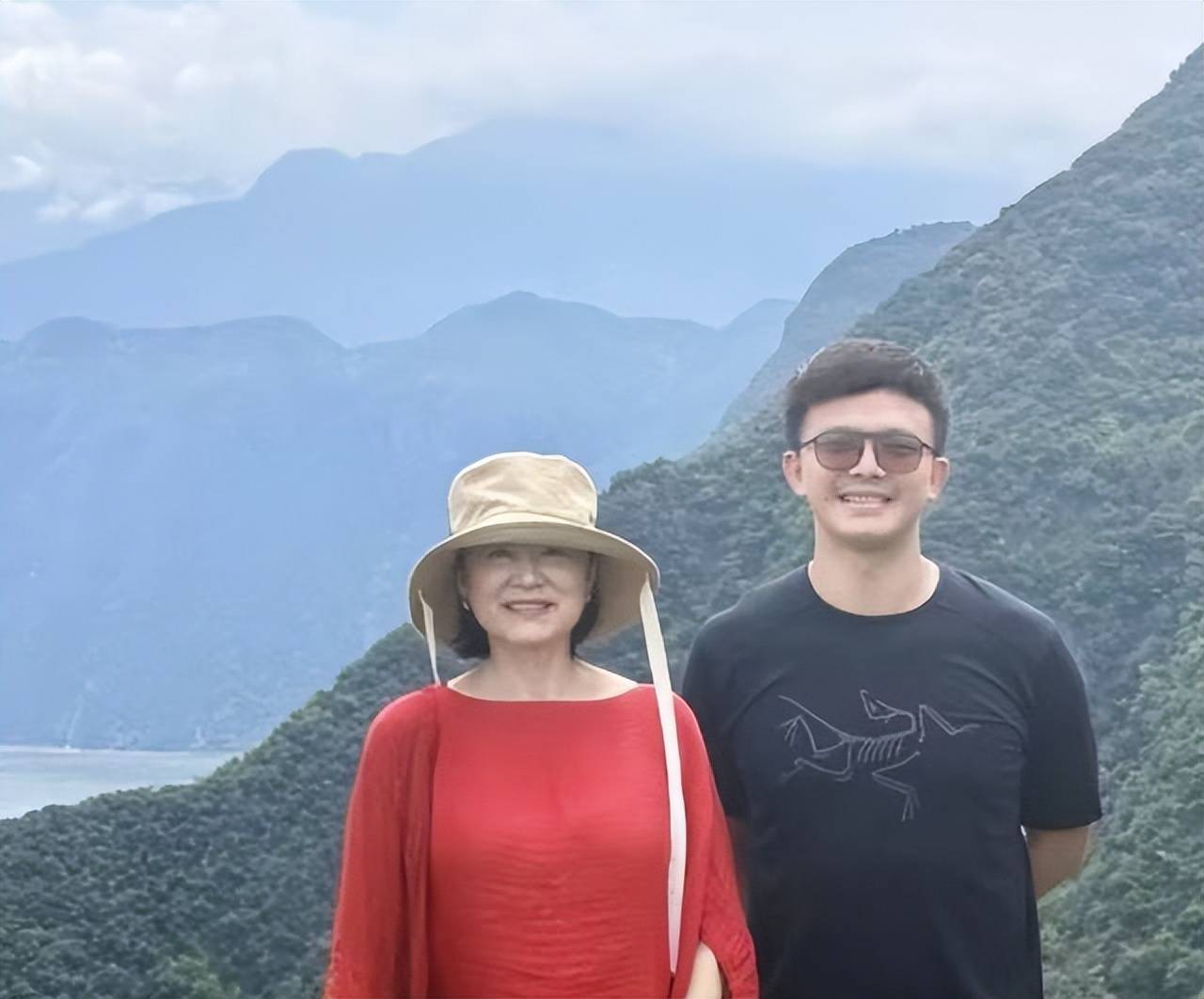 70岁林青霞到重庆巫山游玩穿一袭红衣很漂亮身材丰腴状态超好